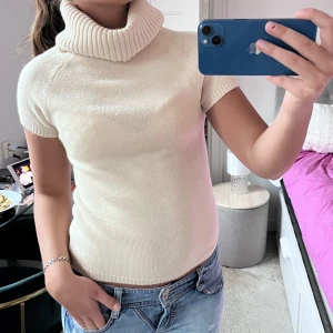 Stickad t-shirt! - Så snygg stickad t-shirt med polo krage!