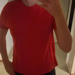 Röd tshirt som jag aldrig använd då jag inte tycker jag passar i färgen❤️ Den har inga defekter och är jättefin! Priset går alltid att diskuteras