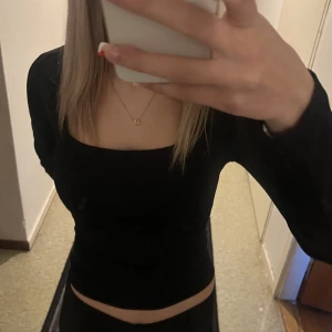 topp - jättefin topp från H&M har aldrig använt den💕Den är lång och formar kroppen fint, pris går att diskuteras! om många är intresserade startas budgivning, hör av dig vid frågor☺️