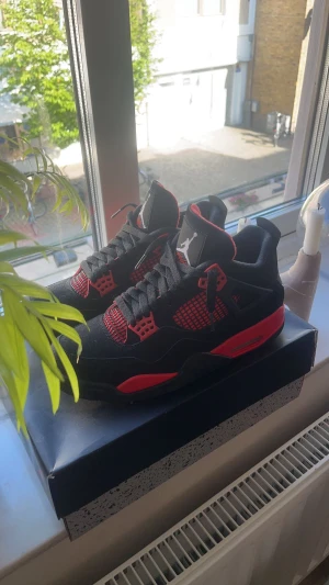 Jordan 4 - Säljer mina Jordan 4 red thunder pågrund av att jag har tröttnat på skorna och dom börjar bli små, skriv för med information och bilder