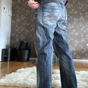 Sjukt coola jeans köpta från relow! Låg midja och raka ben. En liten defekt förekommer i gylfen som man kan råka sticka sig på när man knäpper om man inte är försiktig, annars helt osynlig och omärkbar💕💕