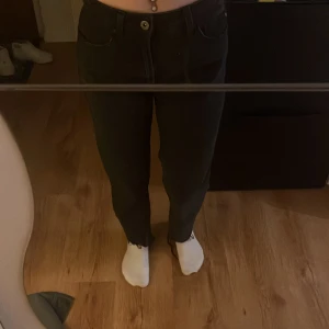 Jeans - Svarta jeans från only, 20 kr! Bra skick! Köparen står för frakt! 