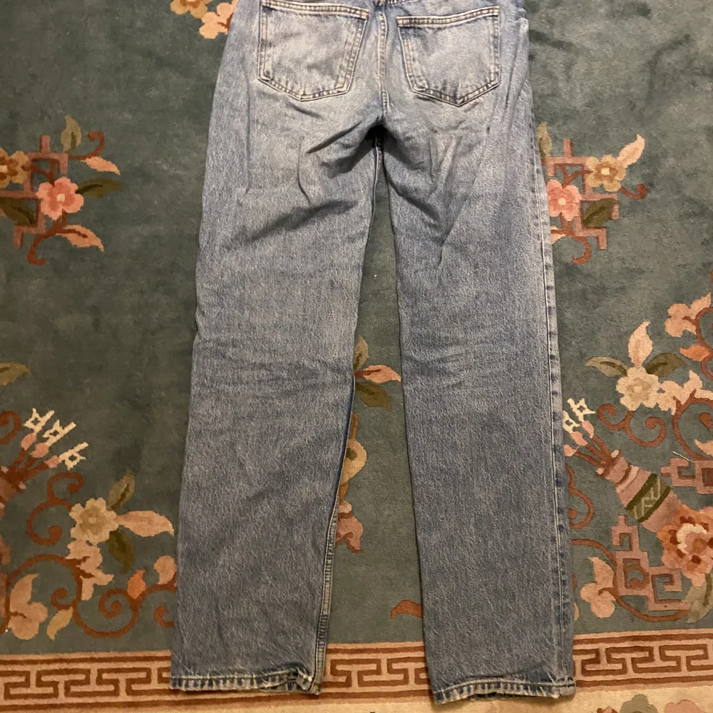 Dålig första bild men lowwaist jeans från Gina. Så snygga, straight leg. För små för mig nu, strl 34. Jeans & Byxor.