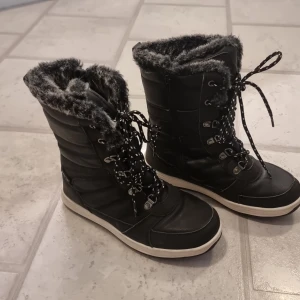 Vintersko - Vinterskor som använts en säsong.  Cross Sportswear AWT System 10000 Dragkedja på insidan avskorna. Storlek EU 36