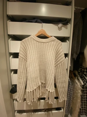 Stickad tröja  - Super söt och fin stickad tröja. Aldrig använd då jag har för många. 