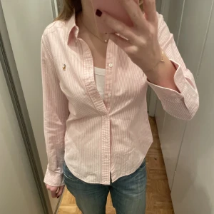 Ralph Lauren skjorta  - Ralph Lauren skjorta i rosa och vita ränder i jätte snygg modell 