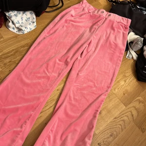 Fint rosa Gina sett - Ett super gulligt Gina Tricot sett. Säljer då det är för stort för mig. Storlek xs k både byxorna och tröjan. Byxorna har även fickor där bak.
