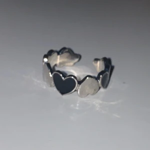 Ring med hjärtor - Den är silver och svart och är för stor för mig