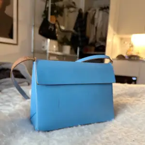Köpt på second hand, söt blå väska !!