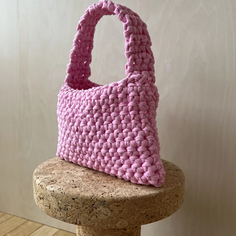 handvirkad cute rosa väska gjord av återvunnet material. . Väskor.