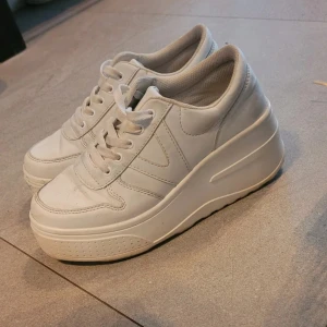 Sneakers - Lite åt buffalo hållet använda men fortfarande bra skick storleken är 38