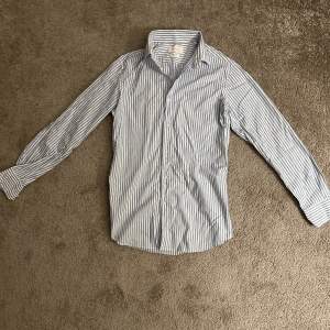En randig ljusblå skjorta ifrån Massimo Dutti i storleken S. Är i perfekt skick 10/10.  Nypris 600 kr