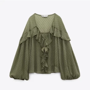 zara blus - säljer denna populära och fina tröjan som jag köpte i en storlek för liten och märkte det 1 vecka efter jag köpte den så därför vill jag sälja min