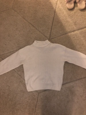 Vit Stickad Tröja  - Vit stickad tröja ifrån New Yorker i storlek xxs. Sitter bra på mig som vanligtvis bär xs/s. Går upp lite högre i halsen/nacken. Bra skick, lite urtvättad i färgen.
