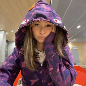 Bape hoodie - Säljer denna lila bapehoodien eftersom de inte är min stil längre. Tröjan e sparsamt använd och i gott skick. Den är köpt för 1000 kr. Påsen till medföljer :)