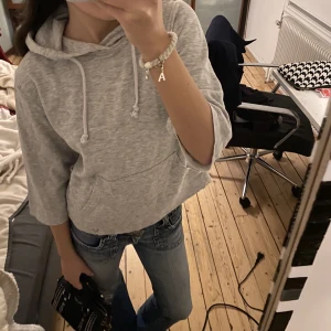 Trekvartsärmad hoodie - Söt trekvartsärmad hoodie, passar mellan xs-s ❣️ tryck på köp nu 🤩🤩