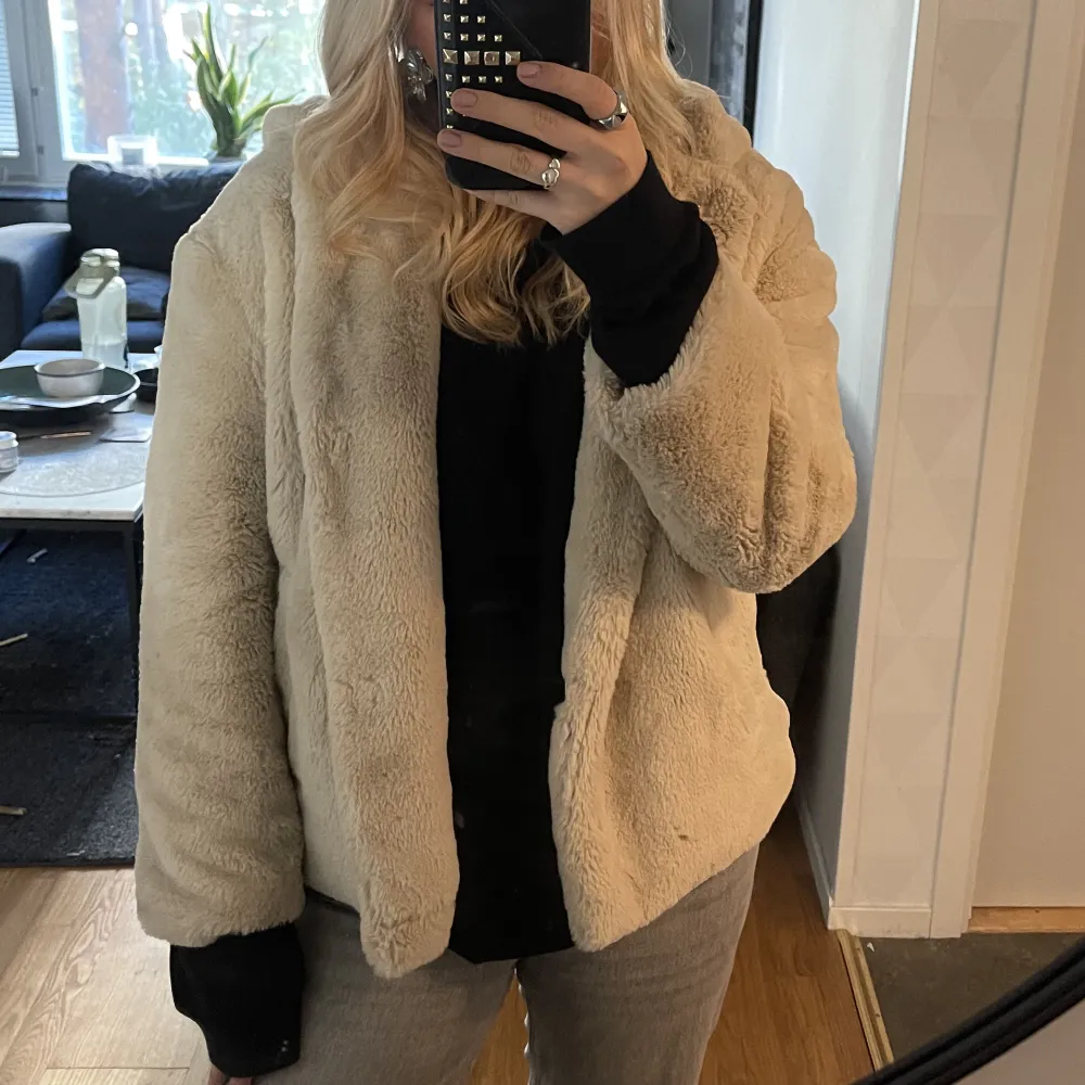 En  beige pälsjacka från zara, passar perfekt till alla tillfällen . Jackor.