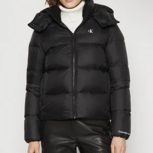 calvin klein jacka  - Jättefin och varm vinterjacka som har använts sparsam förra vintern, men det finns ett litet stygn vid dragkedjan som syns sista bilden. Orginalpris ca 2400kr men säljer  för 1400kr. Pris går att diskuteras vid smidig affär 💗 Skriv privat vid fler frågor!