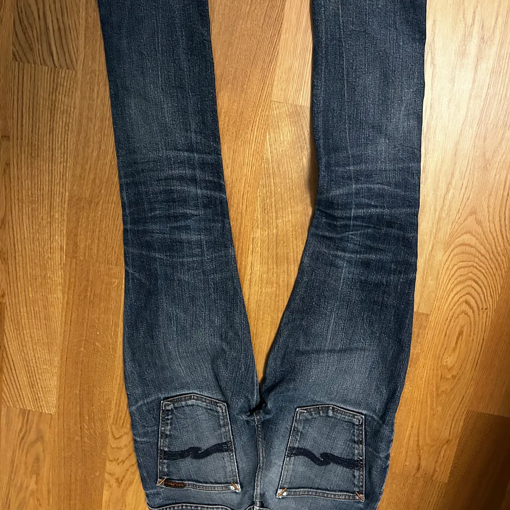 Säljer dessa nudie jeans som är i storlek 31/32. Jeansen är i ett väldigt bra skick.. Jeans & Byxor.