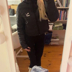 Puma jacka - En puma jacka i stl xs, jätte bra skick men säljer då den växt ur, nypris drygt 1000kr & säljes för 500, den passar bra nu på sen hösten &  under vintern. 
