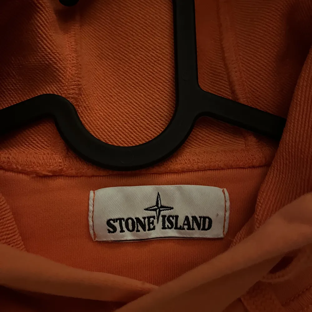 Äkta stone island hoodie, sällan använd finns qr i hoodien . Hoodies.