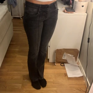 Lågmidjade jeans bootcut - Lågmidjade jeans med snygga detaljer som sömar framtill❤️ först till kvarn!!