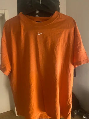 Nike t shirt  - Säljer denna fina Nike t shirt som är rätt så ny fitten på den är Oversized så det är ungefär som en M men det står S.