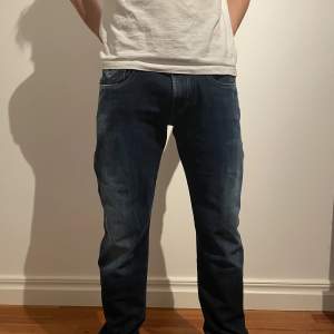 Säljer ett par as feta Replay jeans i storlek W33 L34 , modell Anbass skick 9/10 Nypris: 1500kr Vårt pris: 499kr