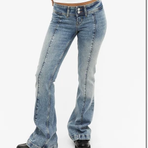 Jeans - Lågmidjade jeans från monki skir snygga, passar bra i längden för mig som är 174( har inte bild på för dem är små) Orginal pris 499midjemått:38 innerbenslängden:83 KAN BYTA MOT STORLEK 38