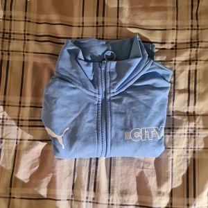 Manchester City Tränings zip up av Puma - Helt oanvänd, mycket fint skick!