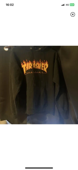 Thrasher hoodie  - Ända defekten ser du på bild 2