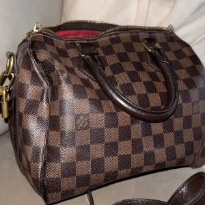 LOUIS VUITTON SPEEDY - Louis Vuitton äkta, finns kvitto  Nypris 19500 kr The Speedy Bandoulière 25 x 19 x 15 (Length x Height x Width) L 25 x H 19 x W 15 cm/L 9.8 x H 7.4 x W 5.9 inches