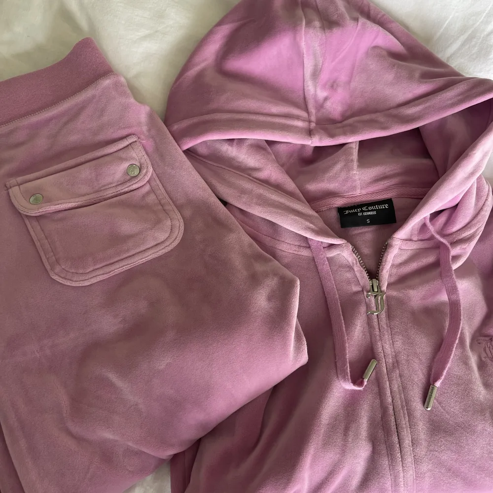 Säljer mitt juicy couture set i rosa. Köpt för ca 2 år sen, men inte kommit till andvändning bara ett fåtal gånger. Så därför vill jag gärna bli av med det. Byxorna är i xs och tröjan i s.  Kontakta vid frågor 😀. Hoodies.