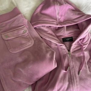 Juicy set  - Säljer mitt juicy couture set i rosa. Köpt för ca 2 år sen, men inte kommit till andvändning bara ett fåtal gånger. Så därför vill jag gärna bli av med det. Byxorna är i xs och tröjan i s.  Kontakta vid frågor 😀