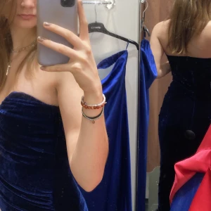 Klänning  - Skimmrig klänning perfekt inför nyår 🎉 Endast använd förra nyåret därmed nyskick! Den går nästan ner till mina fötter och har en slits baktill. Skriv om du vill ha fler bilder✨ Tjockt tyg och väldigt skön❤️ Metalltråd vid v-ringningen som ger stadga 😋😋