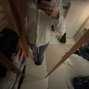 Vit skjorta - En superskön vit skjorta med två blommor som detaljer vid kragen! Är som i nyskick och har rikgit ”skjortmaterial”💕som referens brukar jag ha strl 36 på skjortor 