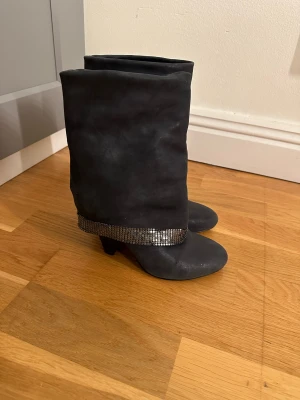 Gråa boots  - Skit coola grå låga boots med silver glitter ner till. Väldigt unika och coola. Bra skick men små silver paljetter är borta. Passar strl 36 men smala upptill. Köparen står för frakt. 