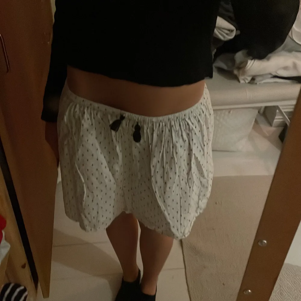 Jättesöt vit prickig kjol med varat prickar!💕den ena tofsen håller på att åka av men annars inga deffekter. Plagget är i barnstorlek men jag som oftast har S tycker den passar bra!. Hameet.