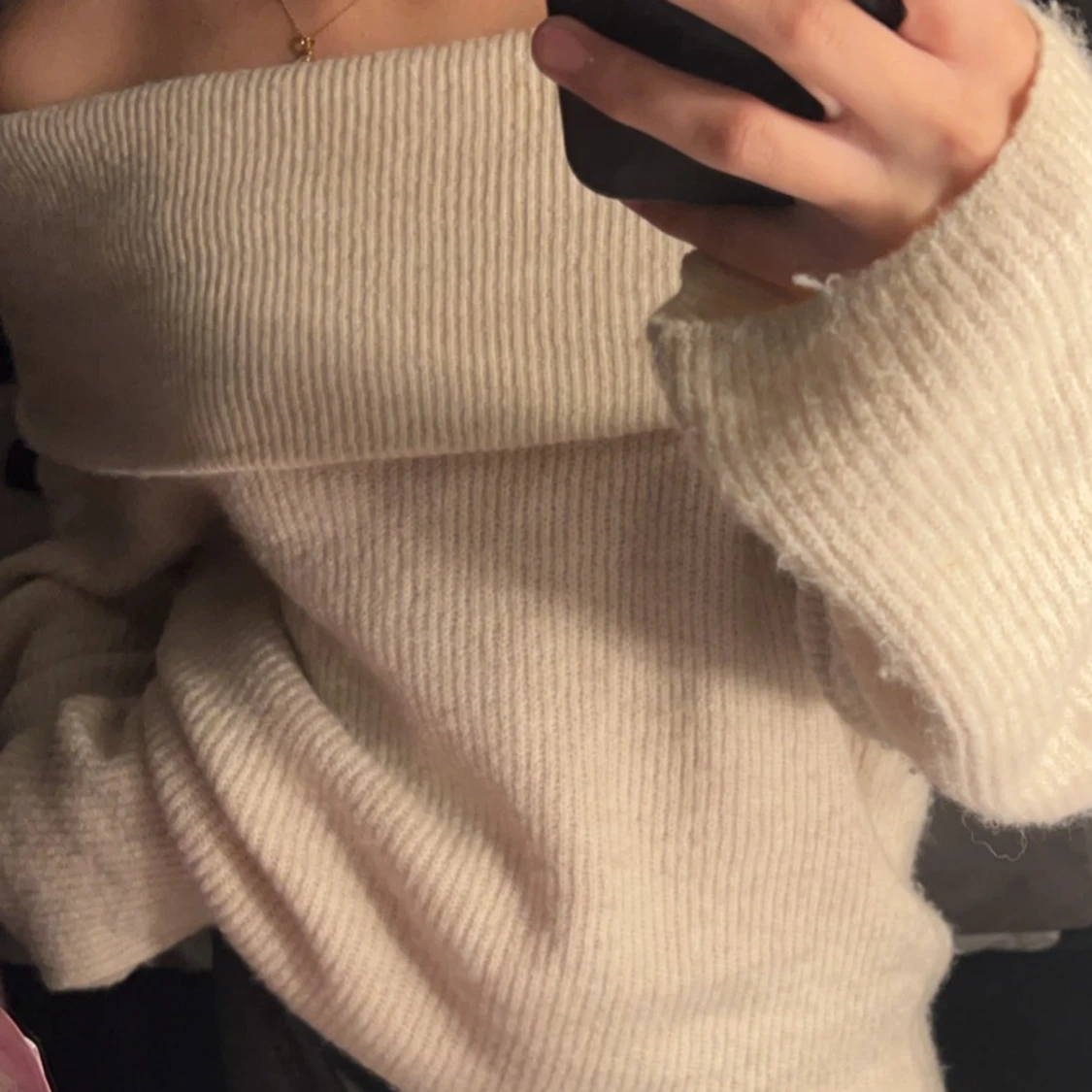 Off shoulder stickad tröja  - 91