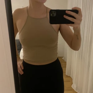 Crop top - Stretchig crop top i beige I gott skick