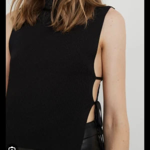 Svart väst  - Jättefin oanvänd svart finstickad väst från Gina tricot 🖤