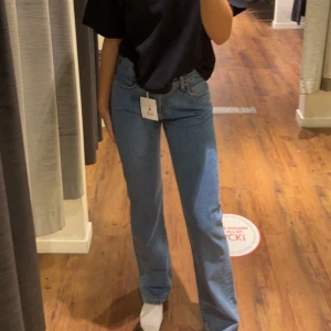 Lågmidjade jeans  - Säljer min fina Lågmidjade myxor då dom inte kommer till användning. Köpt för några månader sedan på bikbok. Inga defekter. Storlek 26 vilket är S. Nypris 599kr. Är 170cm🥰
