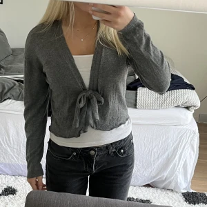 Grå kofta  - Har sytt själv!! Av en gammal kofta från lager157, stretchigt material 