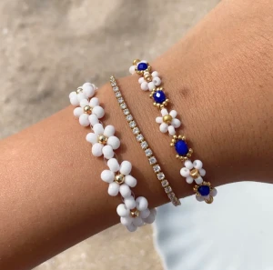 Mykonos bracelet - Key West bracelet i färgen Mykonos💙  Finns i olika storlekar 💙🤍 Det vita kostar 85kr🥰 Frakt 15kr Storlekguide: S:14-16cm M:16-18cm L:18-20cm Frakt 15kr💕