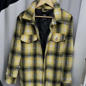 Gul rutig kappa💛 - Säljer nu en av mina favorit jackor som är ifrån bikbok och är i jätte fint skick💛