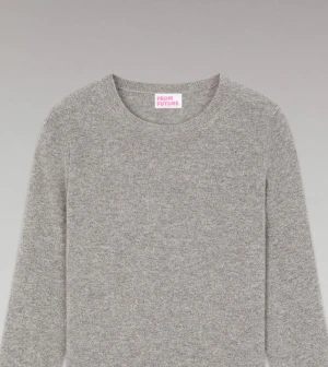 Kashmir tröja  - En jätte fin basic Kashmir tröja från From future. Tröjan har inga tecken på användning. 🩷😚Kostar idag 1810 kr men jag säljer för 599