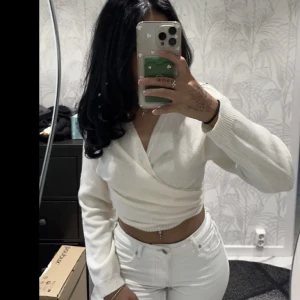 Knytbar tröja - Går att styla den lite som man vill då den är knytbar. Skönt material som värmer och osssar perfekt till vintern. Aldrig använd!