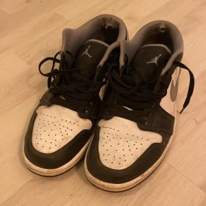 Skor - Jordan 1 low från Nike/Jordan. Storlek 44.