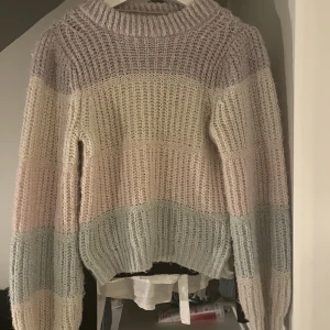 Stickad tröja - Färgglad stickad tröja. Knappt använd.💕 