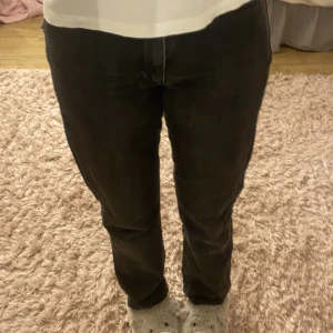 Snygga jeans🩷 - As snygga jeans som passar perfekt nu till vintern som  tyvärr blivit för små🩷 liten defekt på ena bakfickan. Skriv vid funderingarna🩷 pris kan diskuteras vid snabb affär🩷